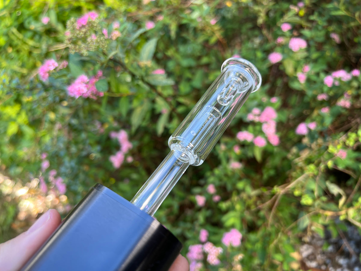 Bubbler de agua Pop-Top conectado a un dispositivo Arizer, al aire libre